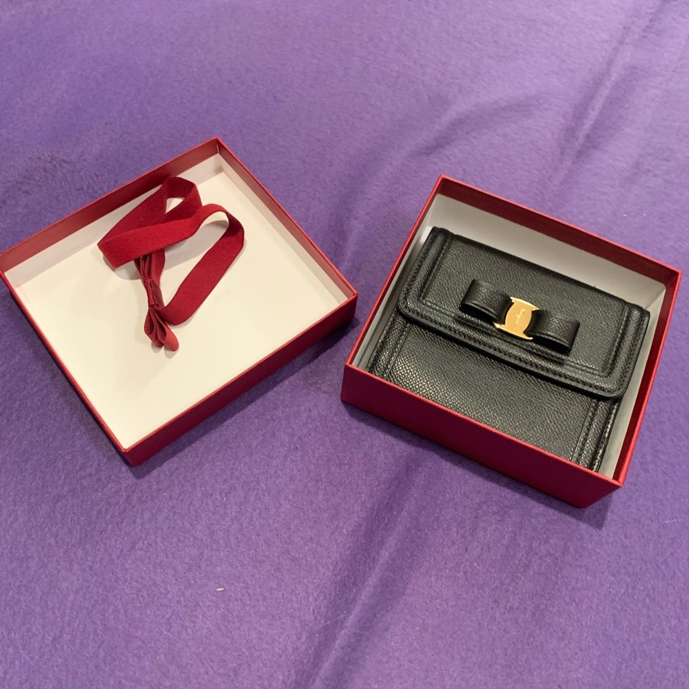 Salvatore Ferragamo Black Leather Vara Bow Wallet with Gold Accent - Picture 7 of 13